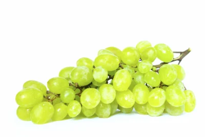 Racimo de uvas verdes frescas sobre fondo blanco.