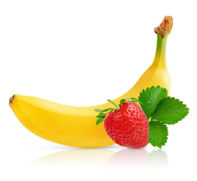 Imagen de una banana amarilla junto a una fresa roja fresca con hojas verdes.
