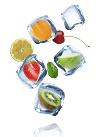 Cubos de hielo con rodajas de limón, fresas, kiwi, cereza y durazno, destacando la frescura de sabores frutales.