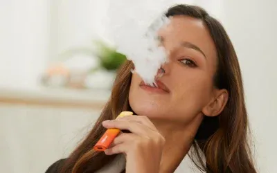 Persona utilizando un vape KING PRO en un entorno interior.