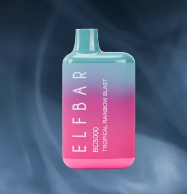 Elf Bar BC5000 Vape mit der Aufschrift "Tropical Rainbow Blast" vor einem nebligen Hintergrund.