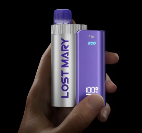 Hand hält eine LOST MARY 4in1 Einweg-Vape in Silber und Lila mit der Aufschrift "ECO" und "100%".